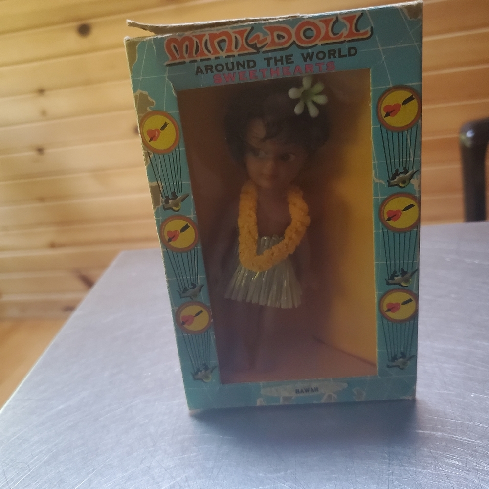 NIB Vintage Hawaii Mini-Doll Around the World Swee